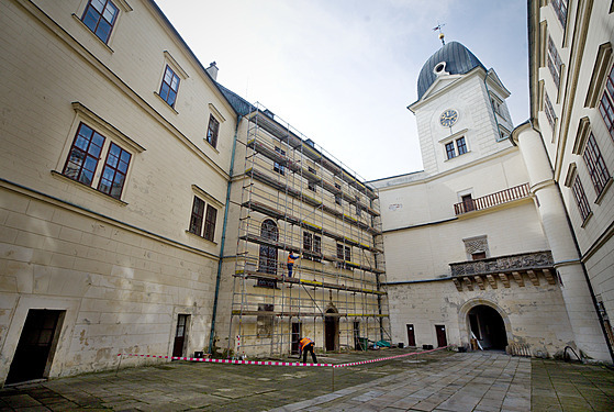 Souástí majetku je i zámek Hrubý Rohozec.