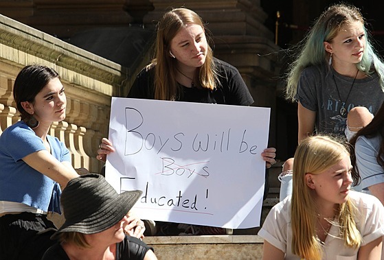 Studentky protestují proti sexuálnímu obtování. (31. bezna 2021)