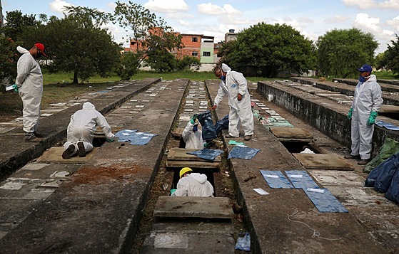 Hrobai v ochranných oblecích v brazilském mst Sao Paulo musí kvli...