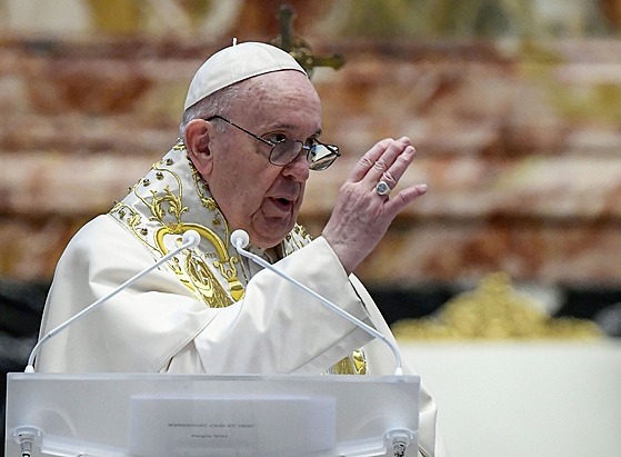 Pape Frantiek pronáí tradiní poselství Mstu a svtu (Urbi et Orbi) uvnit...