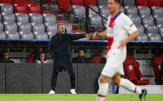 Trenér Bayernu Mnichov Hansi Flick během úvodního čtvrtfinále Ligy mistrů proti...