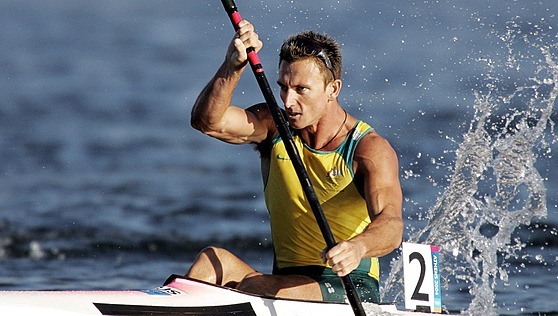 Australský kajakář Nathan Baggaley si na olympijských hrách v Aténách jede pro...