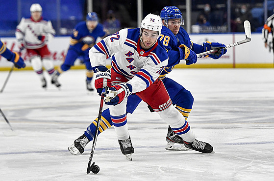 Filip Chytil z New York Rangers uniká, stíhá ho Jacob Bryson z Buffala.