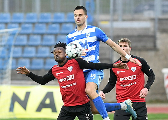 Emanuel Tolno (vlevo) z Táborska a Matyá Písaka z Ústí bojují o mí.