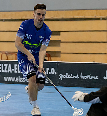 Marek Matejčík (v modrém) z Vítkovic v zápase s FBC Ostrava