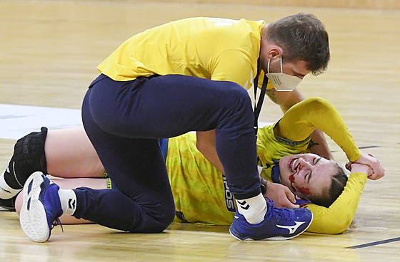 Házenkáka Michalovc se v zápase s Mostem ocitla v péi zdravotníka.