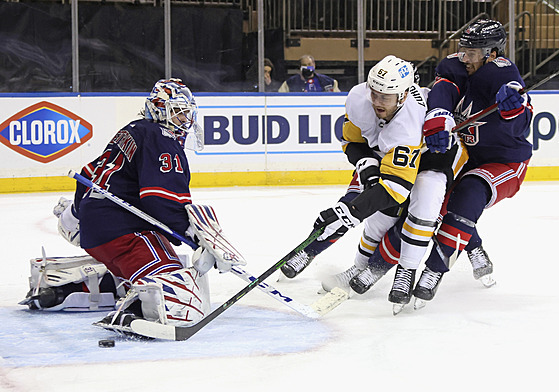 Radim Zohorna (67) z Pittsburghu pekonává brankáe Igora esorkina z NY...