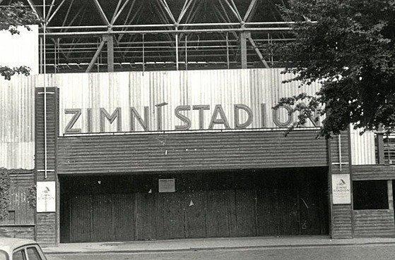 Zimní stadion v Olomouci se rodil komplikovan. Nad starým devným odkrytým...