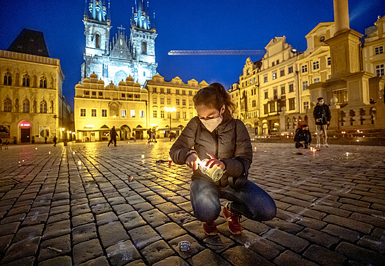 Pieta na Staroměstském náměstí, Milion chvilek, kříže