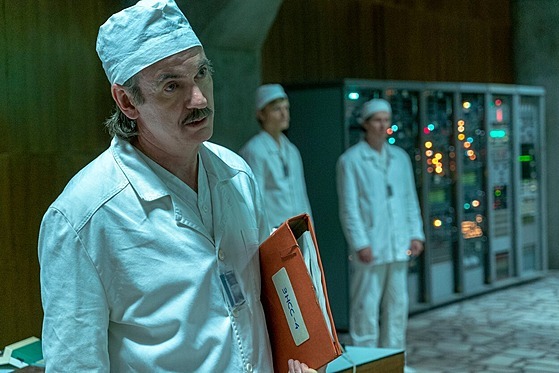 Britský herec Paul Ritter v seriálu ernobyl