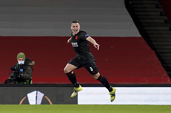 Slávistický fotbalista Tomáš Holeš se raduje ze své trefy do sítě Arsenalu.