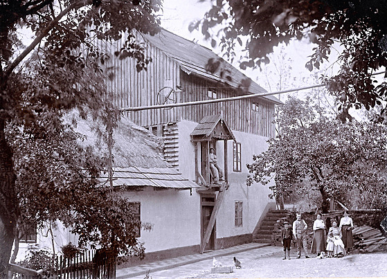 Mlýn poblíž Mešna v Plzeňském kraji stojí od roku 1879. Snímek je z roku 1910. 