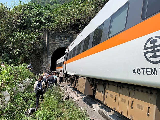 Na Tchaj-wanu vykolejil vlak v tunelu, mrtvých a raněných jsou desítky
