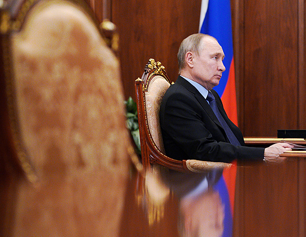 Putinova strana si razí cestu k dalšímu vítězství. Zbavuje se opozice