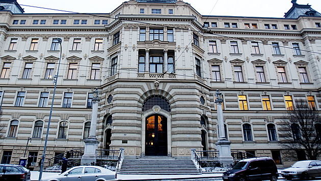 Z pojišťovny 13 let odtékaly miliony na účet majitele gay sauny, tvrdí obžaloba