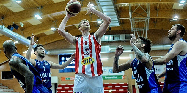 Pardubití basketbalisté pi posledním zápasu s Kolínem.