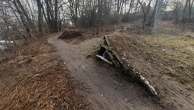 Na okraji Olomouce si neznámí bikei postavili improvizovaný park. Terénními...