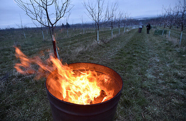 Sadai u Buchlovic rozdlávají ohn v noci a ráno, kdy teploty klesají pod nulu.
