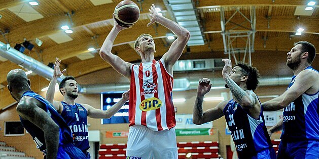 Pardubití basketbalisté pi posledním zápasu s Kolínem.