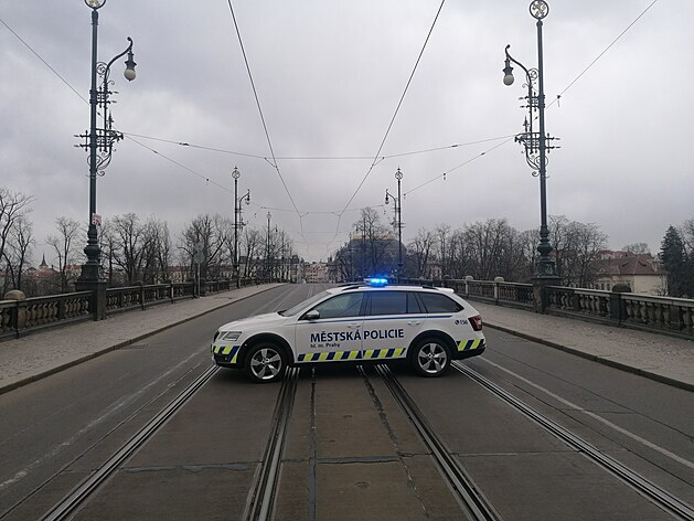 Odpoledne kolem pl tetí hodiny pijala linka 158 od mue telefonát, e magnetem na lovení kov nael granát. Hlídky bhem krátké doby dorazily na místo, zahájily evakuaci a uzavely Masarykovo nábeí, Slovanský ostrov, Stelecký ostrov a pes most L