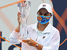 Ashleigh Bartyová s trofejí pro vítzku turnaje v Miami.