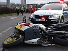 Motork na Praze 13 naboural do sloupu. (9. dubna 2021)