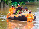 Záchranái evakuovali bhem záplav obyvatele ve Východím Timoru v okolí Dili....