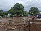 Voda zniila domy i silnice. Záplavy ve Východním Timory si vyádaly pes 70...