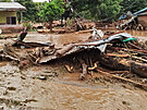 Záplavy a sesuvy pdy zpsobené silným detm si na východ Indonésie a ve...