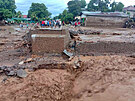 Záplavy a sesuvy pdy na východ Indonésie a ve Východním Timoru braly domy i...