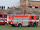 Na Mlnicku na stavb spadl bagr, jeho obsluha na mst zemela. (3. dubna 2021)