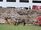 Na Mlnicku na stavb spadl bagr, jeho obsluha na mst zemela. (3. dubna 2021)