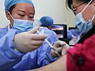 Obyvatelé msta iang-su dostávají vakcínu proti koronaviru. (1. dubna 2021)