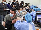 Obyvatelé msta iang-su dostávají vakcínu Sinovac proti koronaviru. (1. dubna...