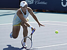 Australská tenistka Ashleigh Bartyová dobíhá k míi na turnaji v Miami.