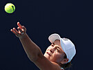 Australská tenistka Ashleigh Bartyová podává na turnaji v Miami.