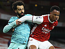 Gabriel z Arsenalu (vpravo) se snaí nepustit k míi Mohameda Salaha z...