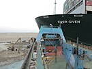Vyproování kontejnerové lodi Ever Given, která zablokovala Suezský prplav....