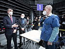 Andrej Babi a lenové vlády zavítali v pátek do okovacího centra v budov O2...