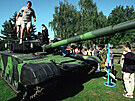 Tehdy erstv modernizovan tank T-72M4CZ na Dnu NATO 2002 na ostravsk ern...