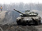 Tank proruských separatist ze samozvané Doncké lidové republiky na východ...