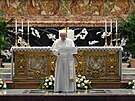 Pape Frantiek pronásí tradiní poselství Mstu a svtu (Urbi et Orbi) uvnit...