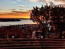 Ranní rituál sledování východu slunce nad jezerem Mjosa (Norsko)