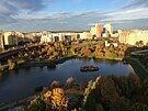 Pohled z okna se mi asi nikdy neomrzí, protoe i kdy bydlím na sídliti, mám z 11. patra krásný výhled na Nepomucký rybník v centrálním parku Prahy 13. Odpolední slunce a patin dramatické mraky dokáí obzvlá na podzim vyarovat dechberoucí zábry.