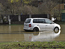 Auto na zaplavené silnici u kamenolomu v Brn, kde 2. dubna 2021 prasklo...