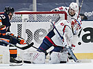 Branká Washingtonu Vítek Vanek likviduje anci hokejist New York Islanders.