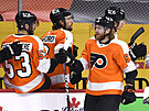 Jakub Voráek sbírá po gólu gratulace hokejist Philadelphia Flyers.