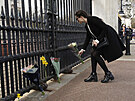 Ped Buckinghamský palác zaali lidé okamit po oznámení úmrtí prince Philipa...