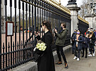 Buckinghamský palác vyvsil oznámení o úmrtí prince Philipa (9. dubna 2021)