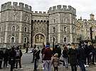 K zámku Windsor picházejí okamit po oznámení úmrtí prince Philipa desítky...